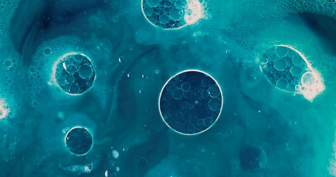 Animazione di emulsione di acqua , olio e detergente con colorante all'anilina e aggiunta di solvente