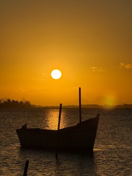 Por do sol na praia do siqueira em Cabo frio com barco de pescador 