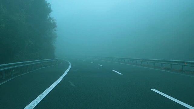 濃霧の高速道路 走行映像スローモーション