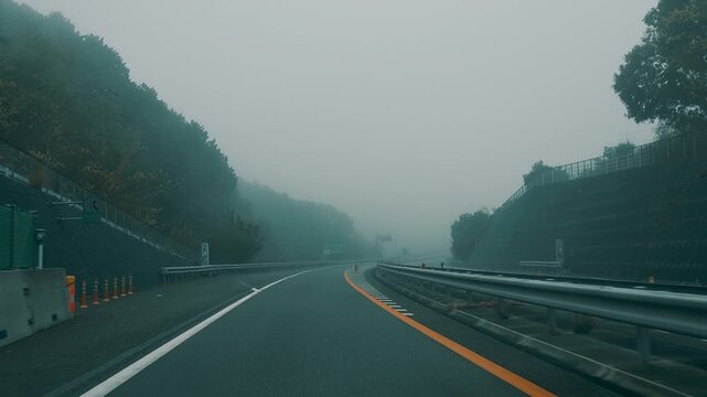 濃霧の高速道路 走行映像スローモーション