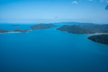Stunning aerial view of whitsunday islands and turquoise ocean waters