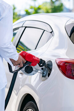 車に給油する男性　ガソリンスタンド