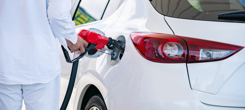 車に給油する男性　ガソリンスタンド