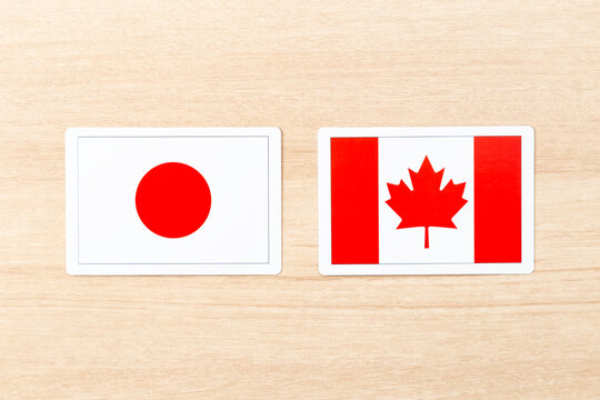 机に置かれた日本とカナダの国旗