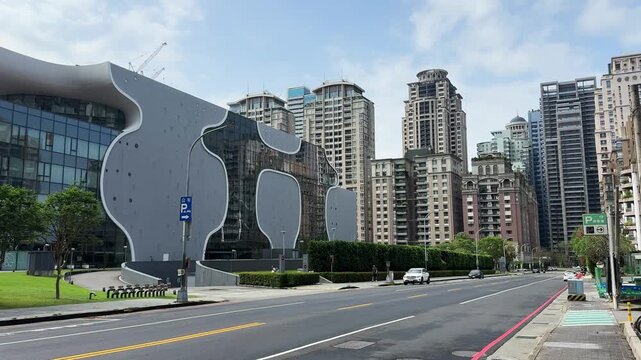 台湾の台中国家歌劇院と高層マンション群（環境音付き）
