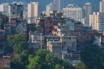 Obraz premium Dense brick houses in Brazilian favela with urban skyline and copy space