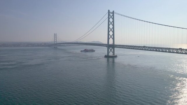淡路島から明石海峡大橋を望むフェリーが通る　ドローン空撮　上場