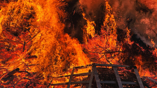 Gro&szlig;es Osterfeuer