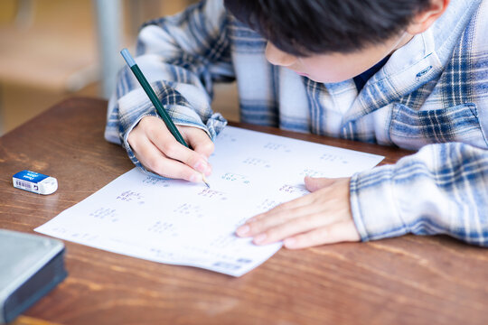 テストの問題を解く小学生の手元