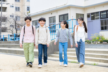 Fototapeta premium 下校する小学生