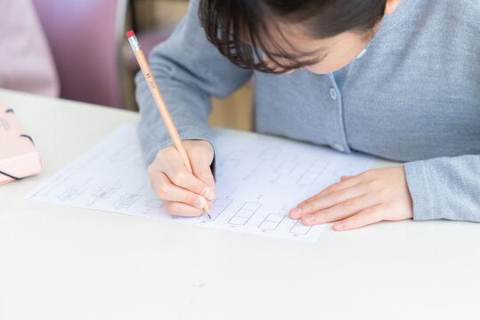 テストの問題を解く小学生