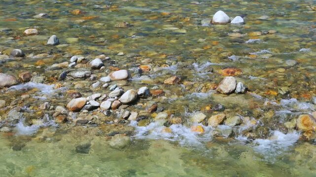 大町市の高瀬川の清流