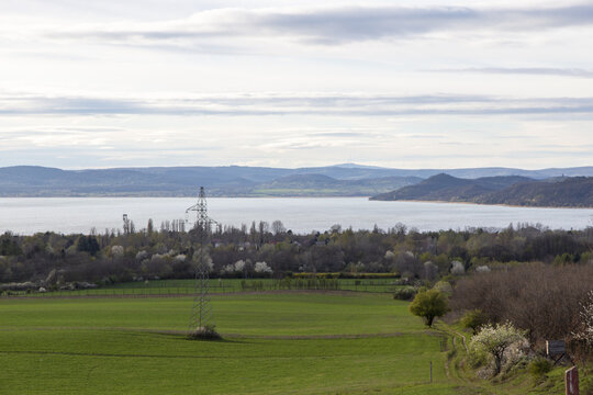 Landschaft mit Strommast mit sch&ouml;ner Sicht auf den Plattensee