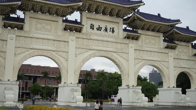 台北の中正紀念堂の近くにある自由広場門（環境音有り）