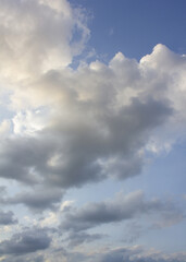 Obraz premium It's a blue sky with atmospheric puffy clouds.