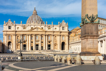 Obraz premium St. Peter's basilica and Egyptian obelisk on St Peter's square in Vatican
