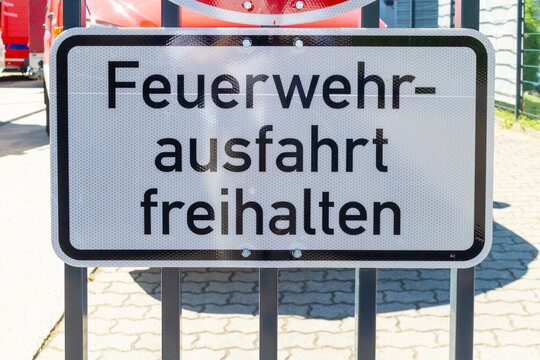 A sign in german language at a fire station indicating that the exit must be kept clear for emergency vehicles