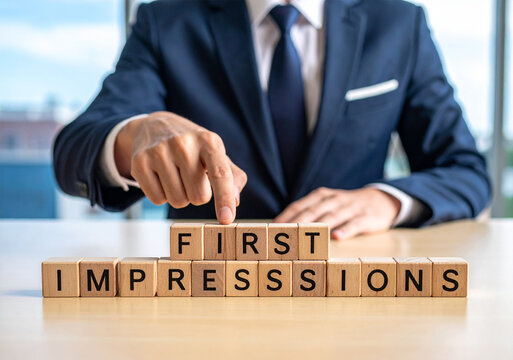 first impressions - Geschäftsmann zeigt auf den Text "first impressions"