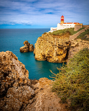 Lighthouse on cliff at Cabo de S�o Vicente overlooking Atlantic Ocean