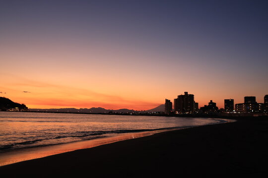 夕焼けに染まる海辺」の写真素材 | 1,632件の無料イラスト画像 | Adobe