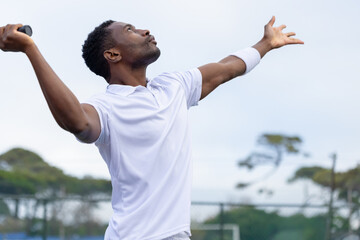 Male tennis player tossing ball on court preparing serve while animated arc tracing racket path © wavebreak3