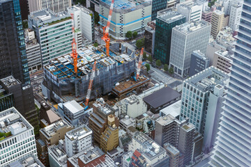 再開発が進む都心の高層ビル建設現場の風景イメージ © Metro Hopper