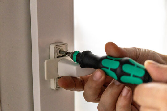 Window handle Installing or removing by screwdriver.