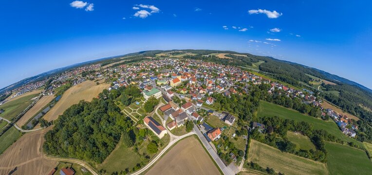 Der Ortsteil Leonberg der Stadt Maxh&uuml;tte-Haidhof in der Oberpfalz im Luftbild