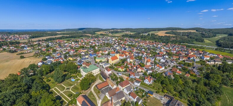 Der Ortsteil Leonberg der Stadt Maxh&uuml;tte-Haidhof in der Oberpfalz im Luftbild