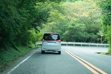 車　ドライブ　新緑　山道　カーブ
