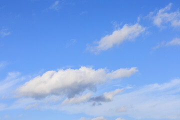 Obraz premium White cumulus clouds on blue sky