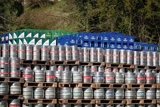 Auf Paletten aufget&uuml;rmte Bierf&auml;sser und Bierk&auml;sten der Marken Brauhaus Bier, Union Beer, Palmbr&auml;u, Gem&uuml;nder, Moninger und Hatz