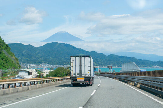 トラック　富士山　東名高速