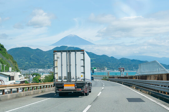 トラック　富士山　東名高速