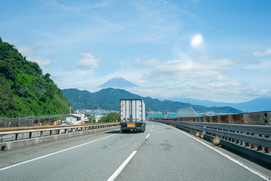 トラック　富士山　東名高速