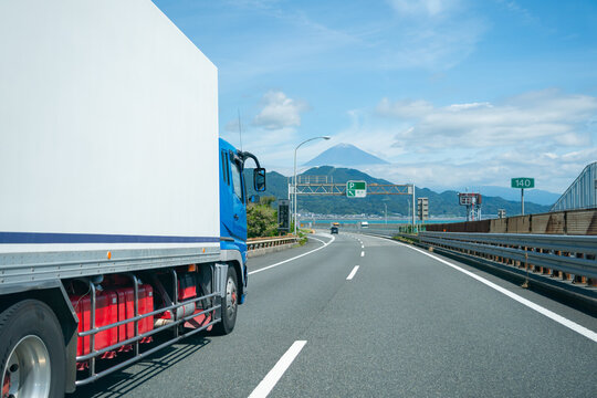 トラック　富士山　東名高速