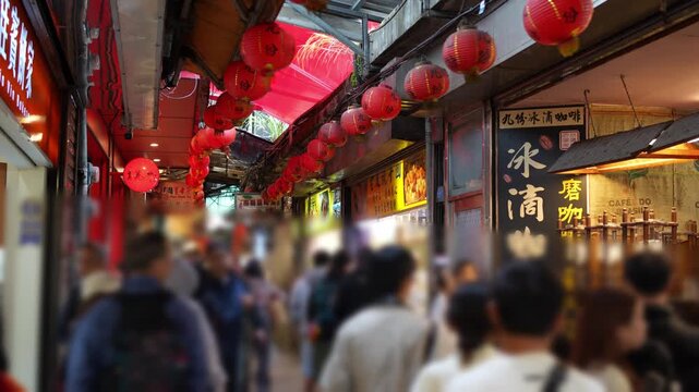 台湾の観光地九份の狭い道を歩く観光客