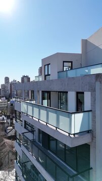 toma aerea de balc&oacute;n departamento a estrenar