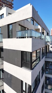 vista con drone de edificio a estrenar