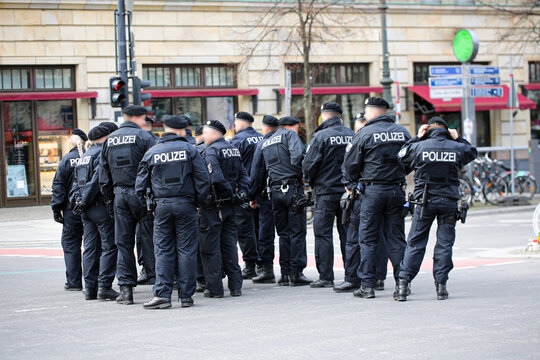 Bewaffnete Polizeigruppe bei Einsatzvorbereitung in Berlin &ndash; Sicherheit und Teamarbeit