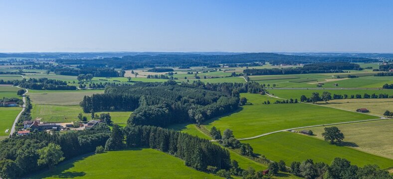 Ausblick auf das bayerische Alpenvorland rund um Oberkammlach im Kammeltal bei Mindelheim