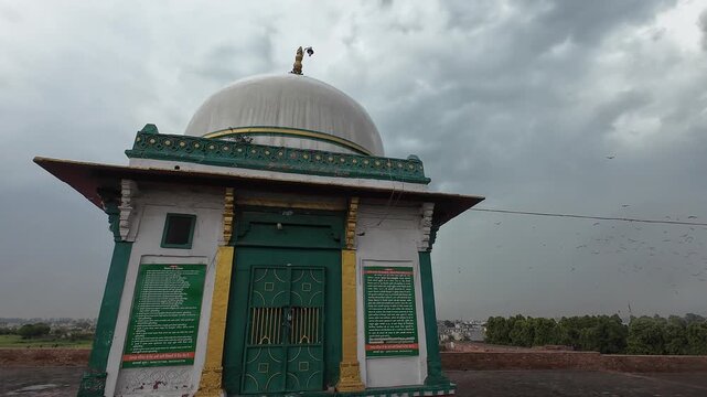 Dargah (tomb) of Hazrat Shaikh Jalaluddin Thanesari located in Thanesar, Haryana. 