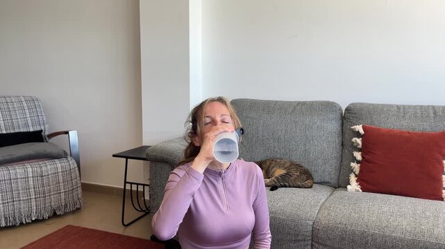 Mujer tomando agua antes de iniciar el ejercicio