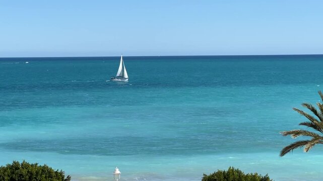 Velero navegando por la costa de Altea