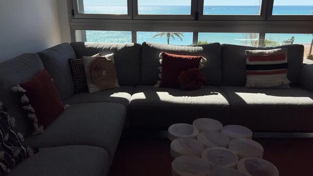 Vistas al mar desde la ventana a contraluz en Altea