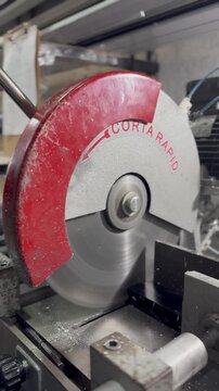 tronzadora de disco cortando perfiles de aluminio