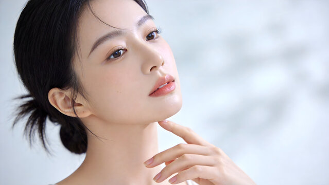 Closeup portrait of a woman with hand on chin