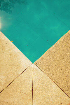 Piscina, agua, turquesa, cian, cristalina, azulejos, fondo, geometr&iacute;a, l&iacute;neas, &aacute;ngulos, v&eacute;rtice, esquina, borde, piedra, coronaci&oacute;n, porosa, textura, rugosidad, minimalismo, composici&oacute;n, cenital