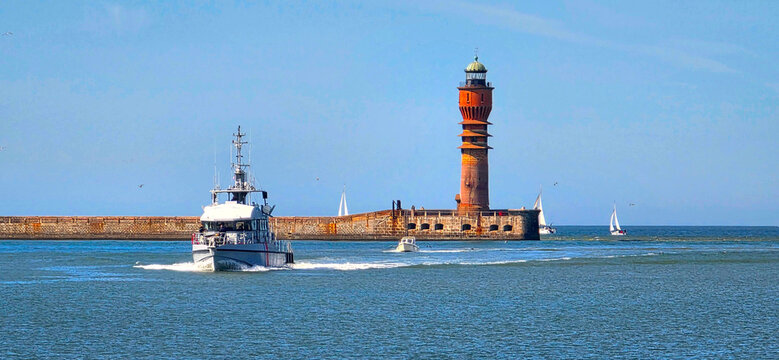 Phare de Dunkerque (France) / Feu de Saint-Pol et chalutier rentrant au port