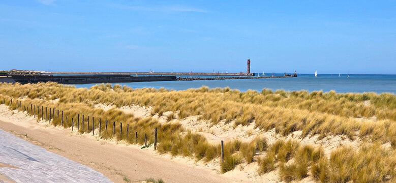 Phare de Dunkerque (France) / Feu de Saint-Pol vue de la digue